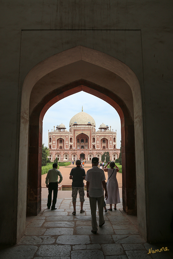 Dehli - Humayum Tomb
Deutlich erkennbar ist, warum es als eines der architektonischen Vorläufer des weltberühmten Taj Mahal in Agra gilt. Auch wenn hier nicht mit reinem Marmor gearbeitet wurde, sondern auch mit rotem Sandstein, so ist die Ähnlichkeit dennoch nicht zu übersehen. laut ingrids-welt
Schlüsselwörter: Indien, Dehli