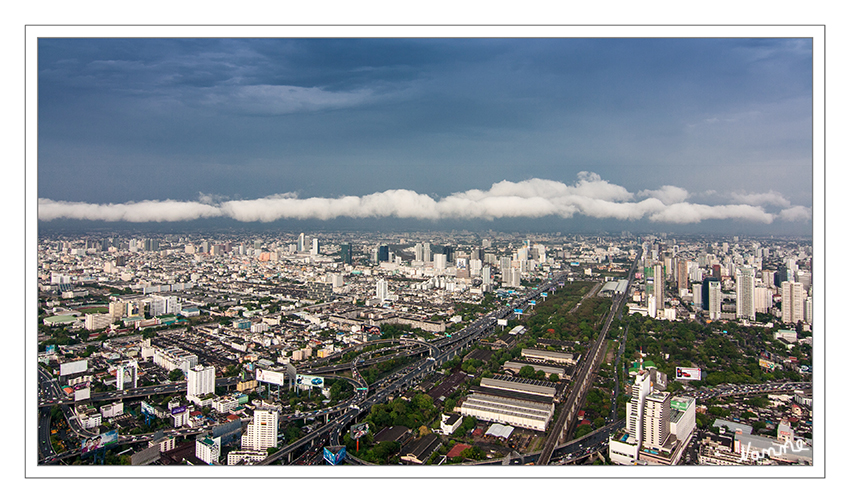 Blick vom Baiyoke Tower 2
Bangkok ist die Drehscheibe und Ausgangspunkt für praktisch alle Ziele in Thailand und den benachbarten Ländern Kambodscha (Tempelanlage Angkor Wat) und auch Myanmar
Schlüsselwörter: Thailand Bangkok Baiyoke Tower