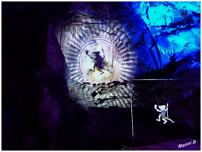 Dechenhöhle  -  Höhlenlichter
Schattenspiele
Erneut verwandelt Wolfgang Flammersfeld von "world-of-lights"  2016 das unterirdische Zauberreich der Dechenhöhle in eine magische Farbenwelt. Beeindruckende neue Lichtinstallationen im Einklang mit der Tropfsteinpracht, teilweise untermalt von Geräuschen und Klängen, ohne direkte Führung mit Erklärungen. 
laut dechenhoehle.de
Schlüsselwörter: Höhlenlichter, Dechenhöhle