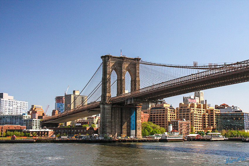 New York Stadtimpressionen - Brooklyn Bridge
Die Brooklyn Bridge, welche zwischen 1869 und 1883 erbaut wurde, verbindet Manhattan mit dem einwohnerstärkstem Bezirk von New York, Brooklyn. Die Brücke ist eine der bekanntesten und prächtigsten Sehenswürdigkeiten in New York City.
Die Brücke hat heute sechs Fahrspuren sowie in der Ebene darüber einen breiten Fuß- und Radweg. Zum Zeitpunkt ihrer Fertigstellung 1883 war die Brooklyn Bridge die längste Hängebrücke der Welt; sie übertraf alle zuvor errichteten in ihrer Länge um mehr als 50 Prozent.

Schlüsselwörter: Amerika, New York, Brooklyn Bridge