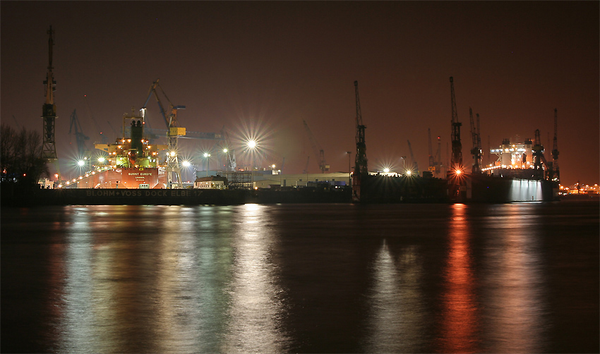 Hamburger Hafen bei Nacht
Schlüsselwörter: Hamburger Hafen   Nachtaufnahme   Docks