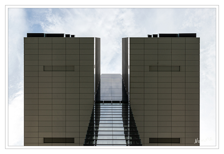 Kölntour - Blick nach oben
Bei der architektonisch wie optisch spektakulären Gebäudeform ragt ab einer höhe von 40 Metern ein zweigeteilter Ausleger, der nur auf einem schlanken, vollverglasten Treppenturm aufliegt. Für das außergewöhnliche tektonische Konzept verwendeten die Architekten Erkenntnisse der Brückenbautechnik. laut Wikipedia
Schlüsselwörter: Köln; Kranhaus