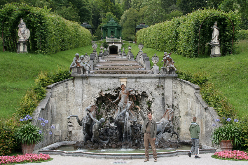 Schloß Linderhof
Hier wünschte sich der König den Nachbau der Schloß-und Gartenanlage von Versailles
Schlüsselwörter: Schloß Linderhof      Gartenanlage