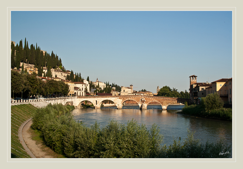 Ponte Pietra
(Italienisch für Steinbrücke) ist eine römische Bogenbrücke über den Fluss Etsch in Verona (Italien). Der lateinische Name der um 100 v. Chr. gebauten Brücke lautete in der Antike Pons marmoreus ("Marmorbrücke"). 
Schlüsselwörter: Italien Verona