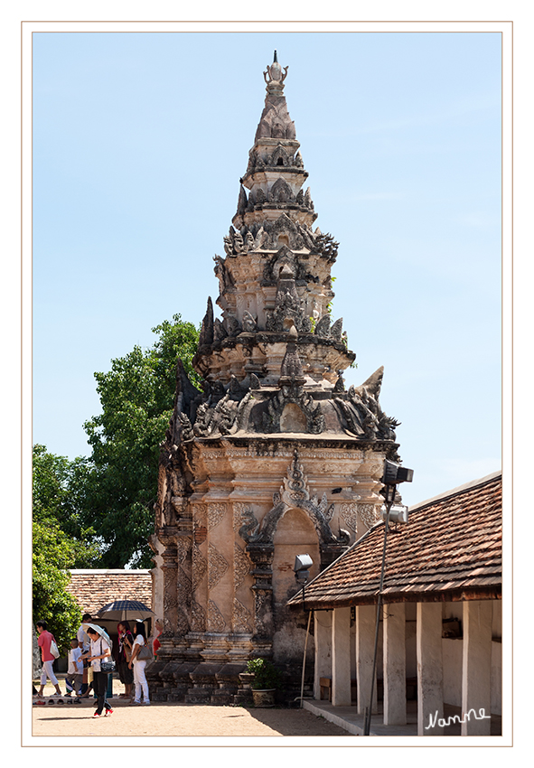 Wat Prathat Lampang Luang
liegt etwa 18 Kilometer südwestlich von Lampang auf einem Hügel und überblickt von dort aus die Umgebung. Da er von hohen Mauern umgeben ist, diente der Tempel in Notzeiten als Wiang (nordthailändische „Schutzburg“).
Schlüsselwörter: Thailand Wat Prathat Lampang Luang