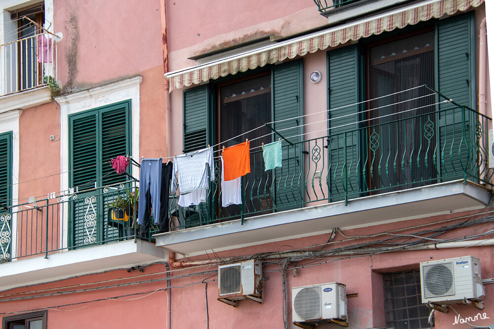 Procida - In den Gassen
Überall kann man aufgehangene Wäsche sehen. Gerne zur Straße raus.
Schlüsselwörter: Italien