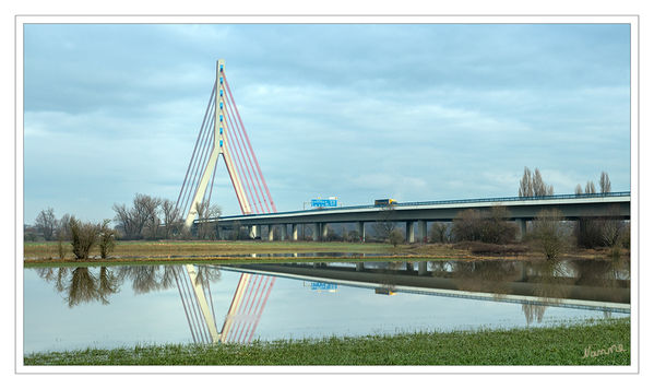 2 - Hochwasser
Spiegelung der Fleher Brücke
Schlüsselwörter: Rhein, Hochwasser, Fleher Brücke