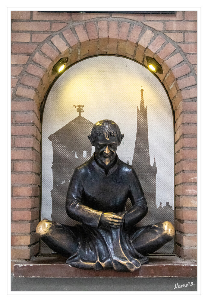 Düsseldorf - Schneider Wibbel
Seit 1987 befindet sich an der Wand des Hauses Nr. 9 (zur Zeit Spanisches Restaurant 'El Amigo in Düsseldorf') eine Nische, in der eine von Kurt Räder geschaffene Bronzeskulptur des Schneiders zu sehen ist. Die Silhouetten des Schlossturmes und der Lambertus Kirche sind auf die Rückwand der Nische gemalt. laut golocal
Schlüsselwörter: Düsseldorf