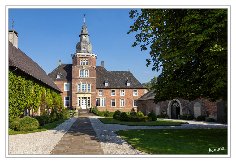 Münsterland - Schloss Sandfort
Das Schloss Sandfort, oft auch Haus Sandfort genannt, ist ein Wasserschloss in Olfen, Ortsteil Vinnum im Münsterland. Das Schloss wurde wahrscheinlich um 1450 errichtet. Aus dieser Zeit stammen die beiden Rundtürme des Gebäudes. laut Wikipedia
Schlüsselwörter: 2023