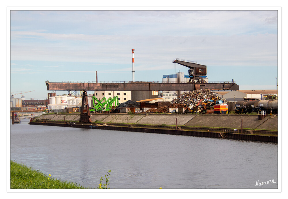 Am Hafenbecken
Heute zählen die Neuss-Düsseldorfer Häfen mit ihrer operativen Beteiligungsgesellschaft Rhein-Cargo zu den größten und modernsten Binnenhäfen Europas. Rund 21.000 Arbeitsplätze hängen direkt und indirekt von den beiden Häfen ab.laut neuss
Schlüsselwörter: 2024