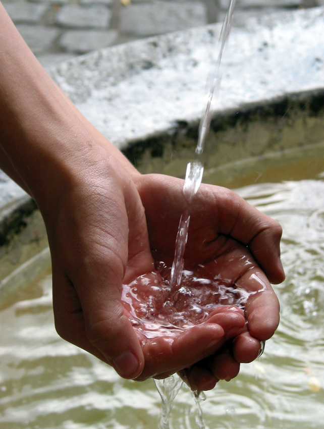 Wasserspiel
Schlüsselwörter: Hände      Wasser