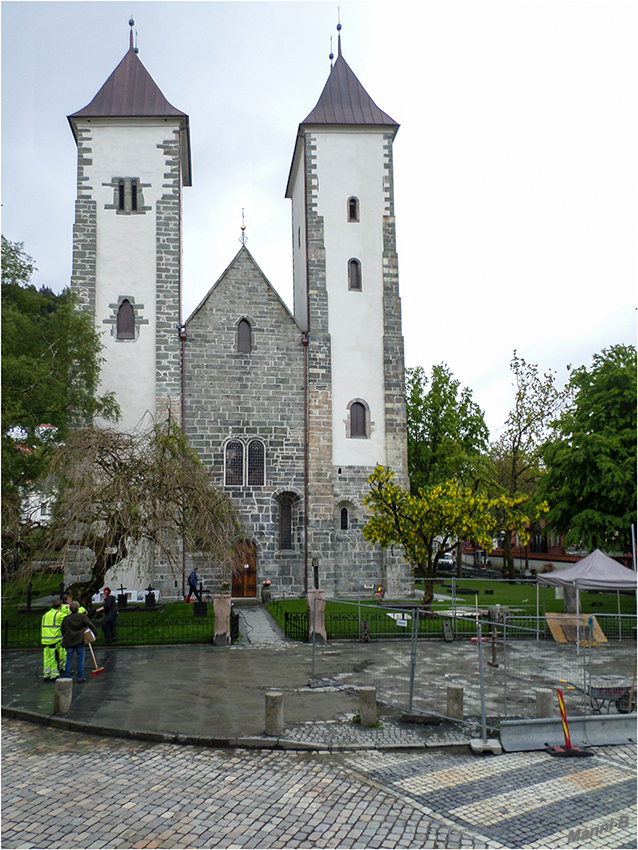 Bergen
Die Marienkirche, früher auch Deutsche Kirche, in Bergen in Norwegen ist eine romanische Basilika, die um 1130 nach dem Vorbild des Speyrer Doms aus Naturstein erbaut wurde.
laut Wikipedia
Schlüsselwörter: Norwegen