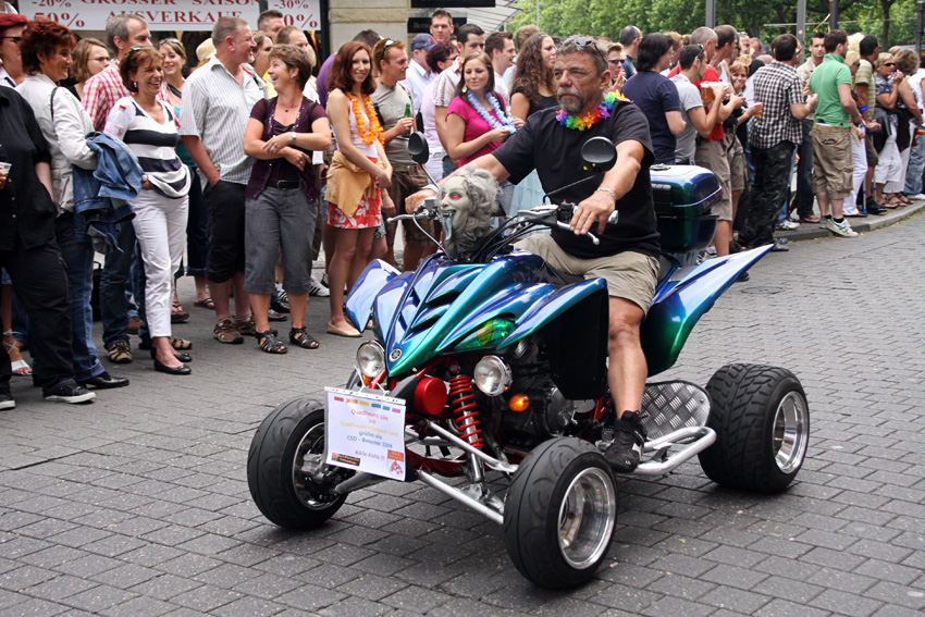 Die Zuschauer
sind begeistert dabei beim CSD in Köln
Schlüsselwörter: CSD    Köln