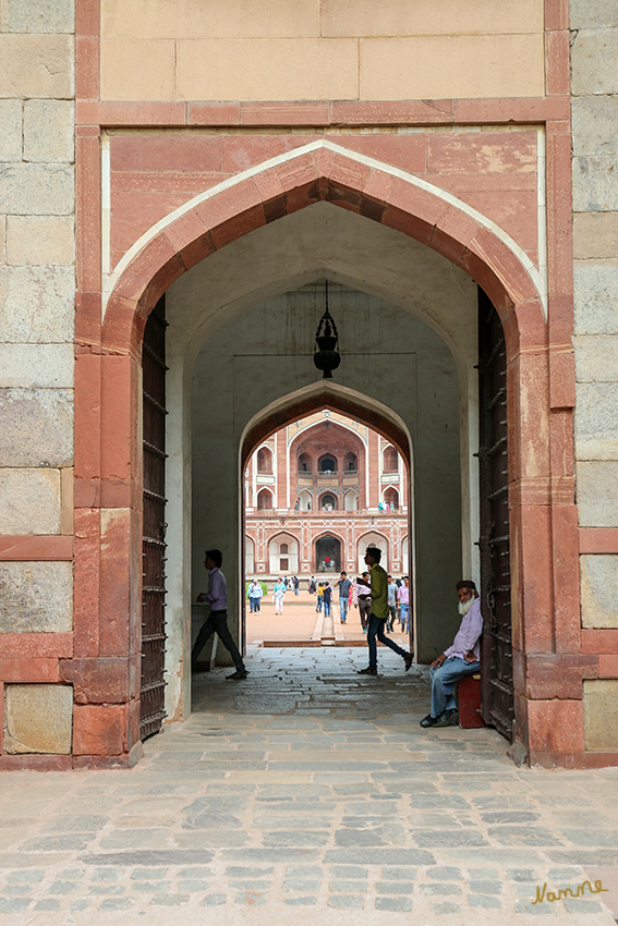 Dehli - Humayum Tomb
Mit dem Bau wurde 1562 (nach anderen Angaben 1564) auf Anweisung von Haji Begum (auch Hamida Banu Begum), Humayuns Witwe und Mutter von Akbar (1542–1605), begonnen, die Bauzeit erstreckte sich über acht Jahre. Die Bauherrin hielt ein wachsames Auge auf die Arbeiten und schlug sogar vor Ort ihr Lager auf. laut Wikipedia
Schlüsselwörter: Indien, Dehli