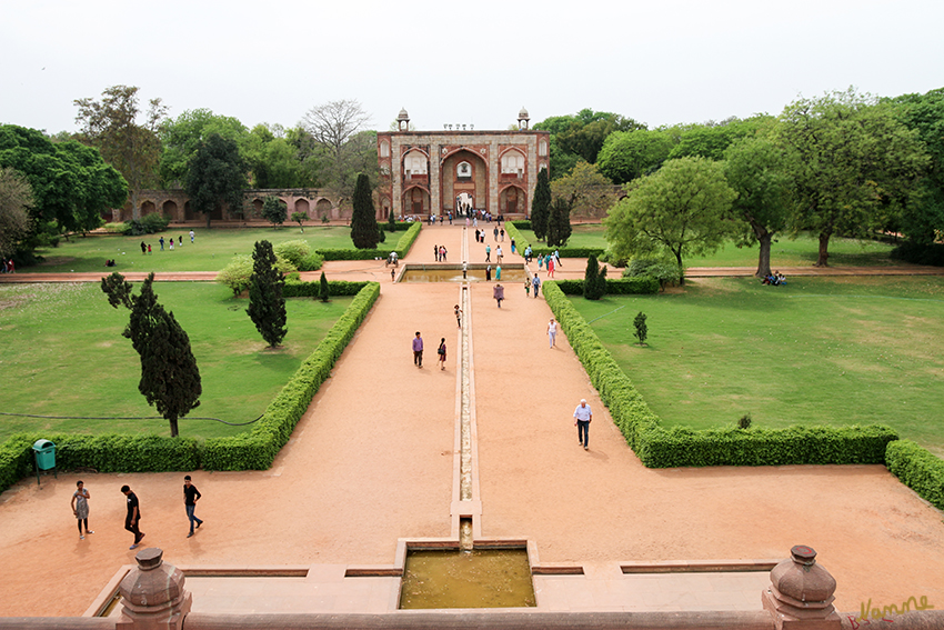 Dehli - Humayum Tomb
Blick auf den Torbau
Das Mausoleum erhebt sich inmitten einer von schmalen Wasserkanälen versehenen und somit auf den im Koran beschriebenen Paradiesgarten verweisenden, geometrisch angelegten Parkanlage im Char-Bagh-Stil – der ersten dieser Art in Indien. Wie auch bei späteren Grabmälern der Mogulzeit sind die mit Steinplatten bedeckten Wege zum zentralen Grabbau gegenüber dem Bodenniveau der Parkanlage erhöht, was vor allem während der Monsunzeit große Vorteile biete. laut Wikipedia 
Schlüsselwörter: Indien, Dehli