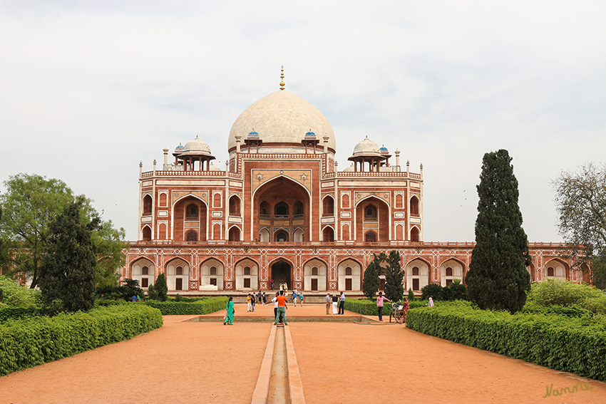 Dehli - Humayum Tomb
Delhis erstes Mogul-Grab wurde 1564 nach dem Tod des zweiten Mogul-Herrschers begonnen und anders als das Taj Mahal hat hier eine Frau zum Andenken an ihren Mann ein Denkmal der Liebe erbaut. Humayun starb im Jahr 1556, als er die Treppen zu seiner Bibliothek hinunterstürzte. Hamida Banu Begum, Humayuns in Persien geborene Witwe und die Mutter des späteren Mogulkaisers Akbar, überwachte persönlich die Arbeiten an dem Monument und schlug sogar vor Ort ihr Lager auf. Die Bauzeit betrug 8 Jahre. 
Schlüsselwörter: Indien, Dehli