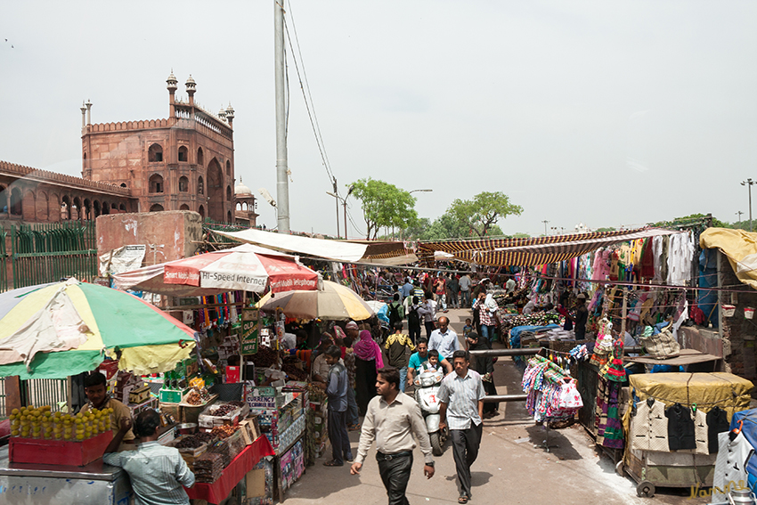 Dehli - Impressionen
Im Hintergrund die Große Moschee 
Die Jama Masjid (Freitagsmoschee) in Delhi ist die größte Moschee Indiens und eine der größten der Erde. laut Wikipedia
Schlüsselwörter: Indien, Dehli