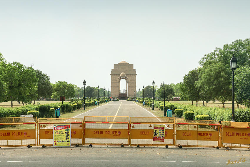 Dehli - India Gate
Das India Gate (offiziell All India War Memorial) ist ein Triumphbogen in der indischen Hauptstadt Neu-Delhi.
Das Monument erinnert an die Soldaten, die im Ersten Weltkrieg für das Britische Empire ihr Leben ließen. Eingraviert sind die Namen von 90.000 indischen und britischen Kriegstoten des Ersten Weltkriegs, außerdem die Namen von 3.000 Soldaten, die an der Nordwestgrenze und 1919 im Krieg in Afghanistan starben. Auch die Toten im Bangladesch-Krieg im Jahre 1971 werden durch das Denkmal unter dem India Gate geehrt.
Schlüsselwörter: Indien, Dehli