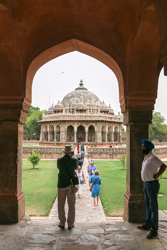 Dehli - Isa Khan Tomb
Der Adelige Isa Khan diente unter Sher Shah, dem afghanischen Herrscher, der Humayun vom Thron verjagt hatte. Das elegante Grabmal wurde im Jahr 1547 erbaut, auf dem Dach befindet sich zentral eine Kuppel mit mehreren kleinen Chatris darum herum, was dem Gebäude eine gewisse Leichtigkeit gibt. Eine ebenfalls achteckige Mauer umgibt das Mausoleum. laut ingrids-welt
Schlüsselwörter: Indien, Dehli