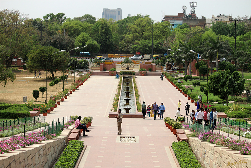 Dehli - Gedenkstätte Mahatma Gandhi
Östlich des Roten Fort liegen an Ufer der Yamuna in einem Park mehrer Verbrennungsstätten. Dort wurde die Leichname bedeutender indischer Persönlichkeiten eingäschert: auf der nördlichsten, Vijay Ghat, der zweite Premierminister Indiens, Lal Bahdur Shastri, etwas südlicher, auf dem Shanti Vana, sein Vorgängar Jawaharlal Nehru und 1984 seine Tochter Indira Gandhi (Samadhi Shakti Sthal), auf dem anschließenden Raj Ghat der Vater der Nation , Mahatma Gandhi. laut rajasthan-indien-reise
Schlüsselwörter: Indien, Dehli