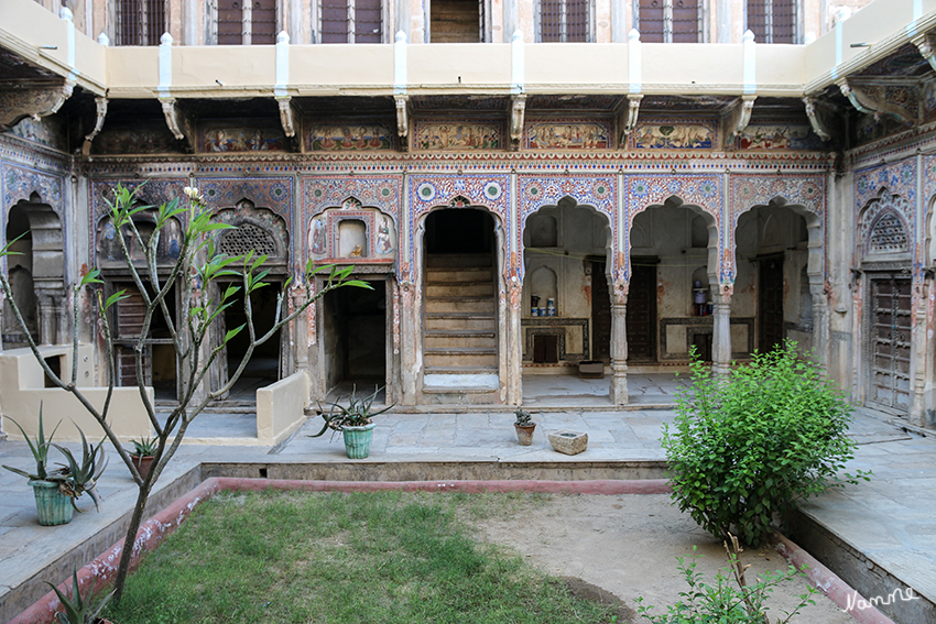 Mandawa - Havelis
Hauptattraktion der Stadt sind die vielen um einen Innenhof gebauten und überreich mit Malereien versehenen Kaufmannspaläste (Havelis), die sowohl zu Wohnzwecken als auch als Warenlager dienten. Die meisten Malereien stammen aus der Zeit um 1900. laut Wikipedia
Schlüsselwörter: Indien,Mandawa