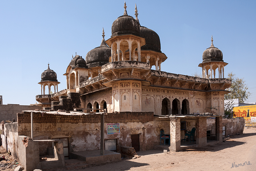 Mandawa - In den Gassen
Etwa zwei Drittel der Einwohner der Stadt sind Hindus; ein Drittel sind Moslems. Man spricht zumeist Hindi. Das Geschlechterverhältnis ist im Gegensatz zu den meisten Gebieten im Norden Indiens in etwa ausgeglichen. laut Wikipedia
Schlüsselwörter: Indien,Mandawa