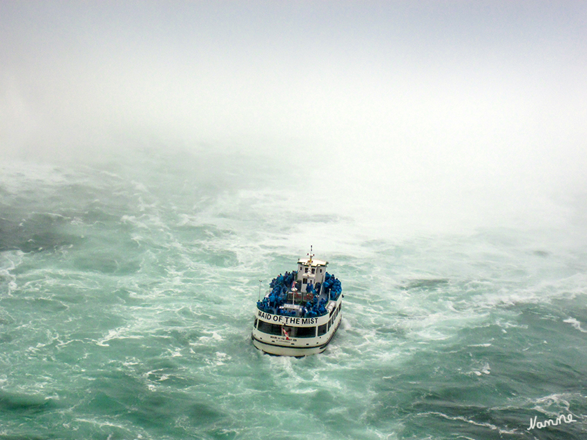 Niagarafälle
Die touristische Erschließung begann ab 1800. Fahrten mit der "Maid of the Mist" - Booten werden seit 1846 angeboten.
1885 deklarierte der Bundesstaat New York die Niagarafälle als Naturpark, die Kanadier folgten ein Jahr später.
Schlüsselwörter: Kanada, Niagara, Niagarafälle