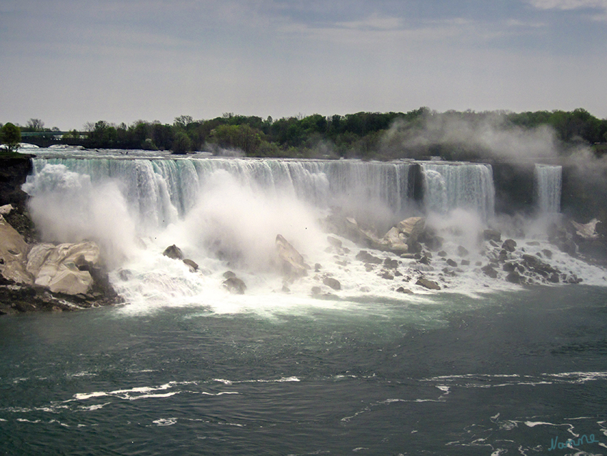 Niagarafälle
Der US-amerikanische Teil hat eine Kantenlänge von 363 Metern. Das Wasser fällt nach 21 Metern auf eine Sturzhalde, die bei einem Felssturz 1954 entstand.
Das weiße im Wasserfall sind tatsächlich noch Eisüberreste.
Schlüsselwörter: Kanada, Niagara, Niagarafälle