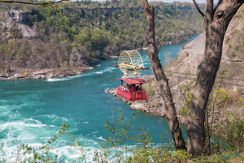 Whirlpool
Ca. 4 km unterhalb (nördlich) der Niagarafälle durchquert der Fluss die Whirlpool Rapids.
Whirlpool Aero Car über den Whirlpool Rapids.
Das Aero Car (Luftwagen) wurde von dem spanischen Ingenieur Leonardo Torres Quevedo entworfen und ist seit 1916 im Betrieb.
Schlüsselwörter: Kanada, Niagara, Whirlpool, Aero Car