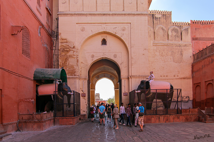 Bikaner - Junagarh-Fort
Hauptzugang an der Ostseite, dem Suraj Pol – Sonnentor - mit zwei Wächterelefanten. 
Schlüsselwörter: Indien, Bikaner, Juangarh-Fort