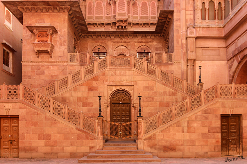 Bikaner - Junagarh-Fort
Das Fort wurde ursprünglich Chintamani genannt und erst im frühen 20. Jahrhundert in Junagarh oder "Old Fort" umbenannt.  Es ist eines der wenigen großen Forts in Rajasthan, das nicht auf einem Hügel gebaut wurde. Die moderne Stadt Bikaner hat sich um die Festung entwickelt. laut Wikipedia
Schlüsselwörter: Indien, Bikaner, Juangarh-Fort