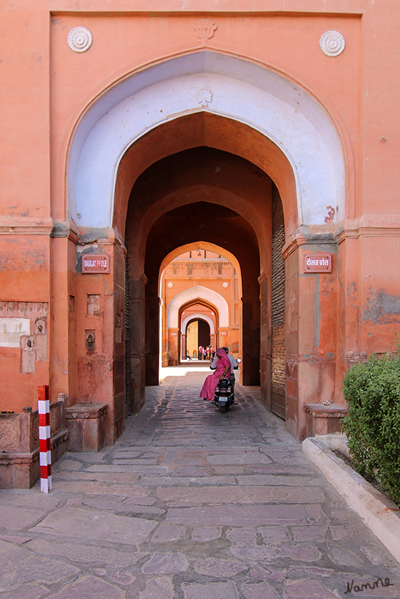 Bikaner - Junagarh-Fort
Die stark befestigte Anlage wurde von Raja Singh 1588 begonnen, im Laufe der Jahrhunderte mehrfach erweitert und mit einer 9 m starken, 12 m hohen, mit 37 Bastionen bewehrten Mauer umgeben. Die Festung wurde nie eingenommen. laut geo
Schlüsselwörter: Indien, Bikaner, Juangarh-Fort