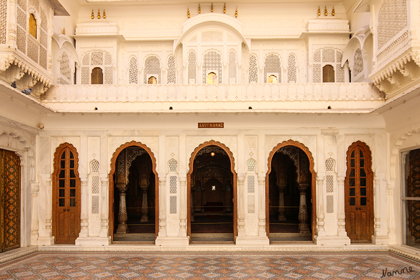 Bikaner - Junagarh-Fort
Anup Mahal - privater Audienzsaal.
Mit verzierten Holzdecken sowie eingelegten Spiegel, italienischen Fliesen und feine Gitterfenster und Balkone.
Schlüsselwörter: Indien, Bikaner, Juangarh-Fort