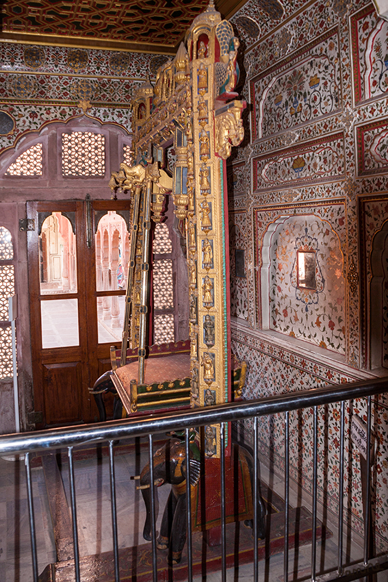 Bikaner - Junagarh-Fort
Schaukel
Phool Mahal ("Flower Palace") ist der älteste Teil des Schlosses und wurde von König Raja Rai Singh von Bikaner gebaut, der herrschte zwischen 1571-1668
Schlüsselwörter: Indien, Bikaner, Juangarh-Fort