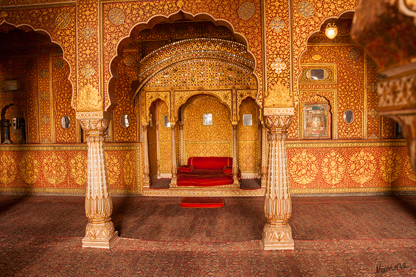 Bikaner - Junagarh-Fort
Anup Mahal - privater Audienzsaal.
Mit verzierten Holzdecken sowie eingelegten Spiegel, italienischen Fliesen und feine Gitterfenster und Balkone.
Schlüsselwörter: Indien, Bikaner, Juangarh-Fort