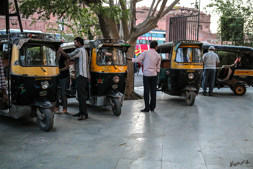 Bikaner - Tuk-Tukfahrt
Zum Hotel ging es dann mit dem Tuk Tuk. Das sollte jeder mal erlebt haben.
Schlüsselwörter: Indien, Bikaner, Tuk-Tuk