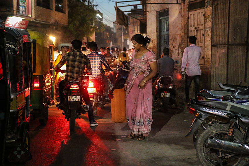 Bikaner - Tuk-Tukfahrt
Zum Hotel ging es dann mit dem Tuk Tuk. Das sollte jeder mal erlebt haben.
Schlüsselwörter: Indien, Bikaner, Tuk-Tuk