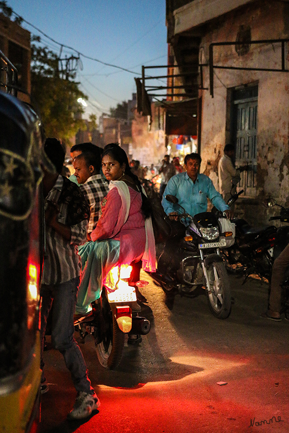 Bikaner - Tuk-Tukfahrt
Zum Hotel ging es dann mit dem Tuk Tuk. Das sollte jeder mal erlebt haben.
Schlüsselwörter: Indien, Bikaner, Tuk-Tuk