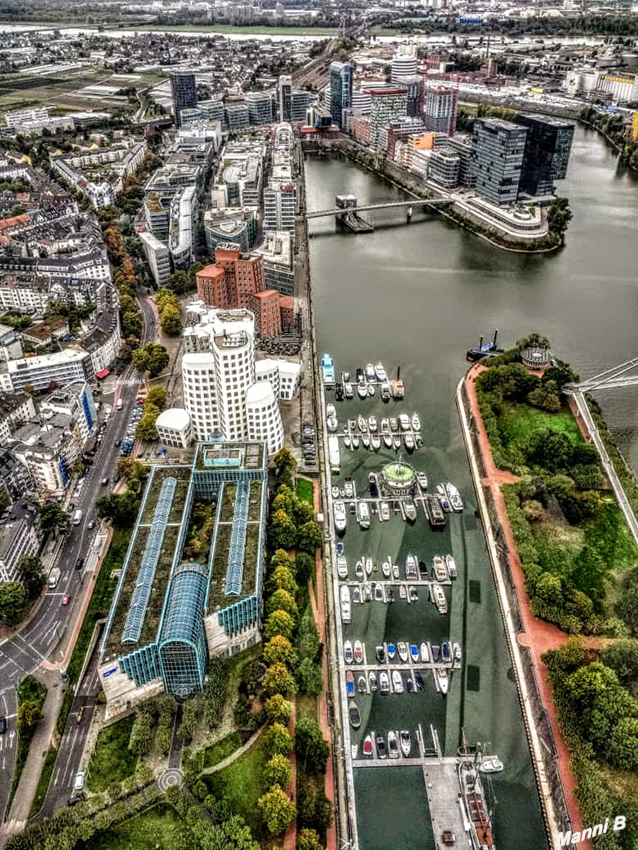 Blick vom Rheinturm 
auf den Medienhafen
Schlüsselwörter: Düsseldorf; Medienhafen