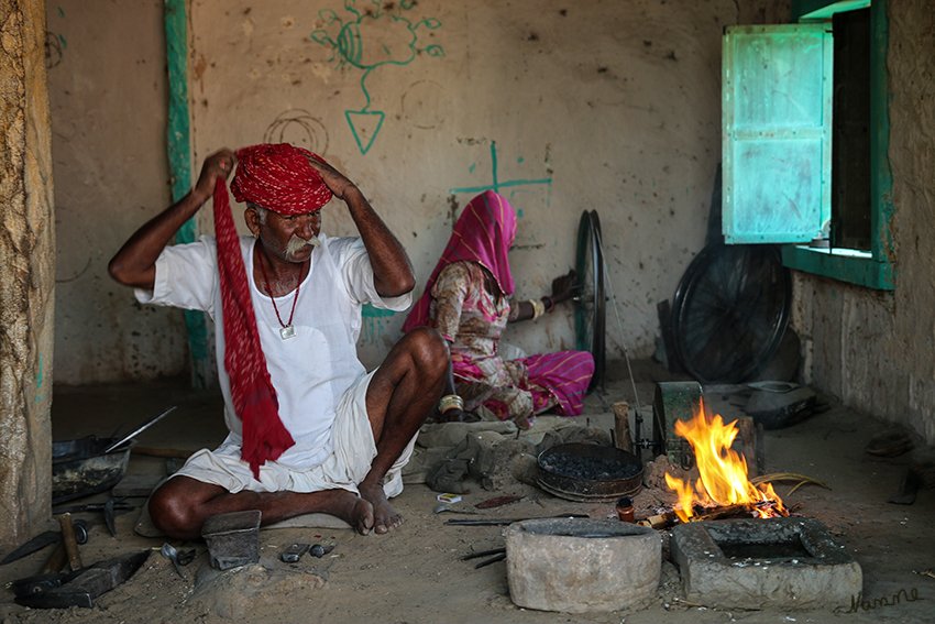 Manvar - Besuch eines Schmieds
Mit den Jeeps besuchten wir einen Schmied und dessen Familie.
Schlüsselwörter: Indien, Manvar