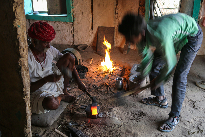 Manvar - Besuch eines Schmieds
Mit den Jeeps besuchten wir einen Schmied und dessen Familie. 
Schlüsselwörter: Indien, Manvar