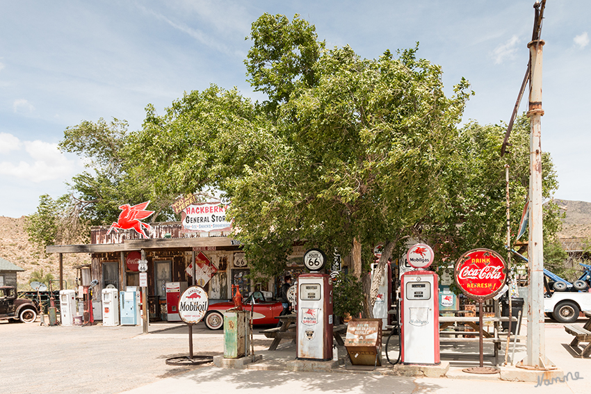 Hackberry General Store
Der Hackberry General Store wurde 1934 errichtet als der nahegelegene Ort Hackberry jenseits des Schienenstrangs mehr und mehr wuchs. Als die Route 66 an Bedeutung zunahm übernahm der General Store zusätzlich die Versorgung der Reisenden mit Benzin und Proviant. Interstate 40 kürzte schließlich den kurvigen Straßenabschnitt zwischen Kingman und Seligman ab und beendete damit die Existenzgrundlage des ursprünglichen Stores, der daraufhin 1978 geschlossen wurde.
Schlüsselwörter: Amerika, Hackberry, Store