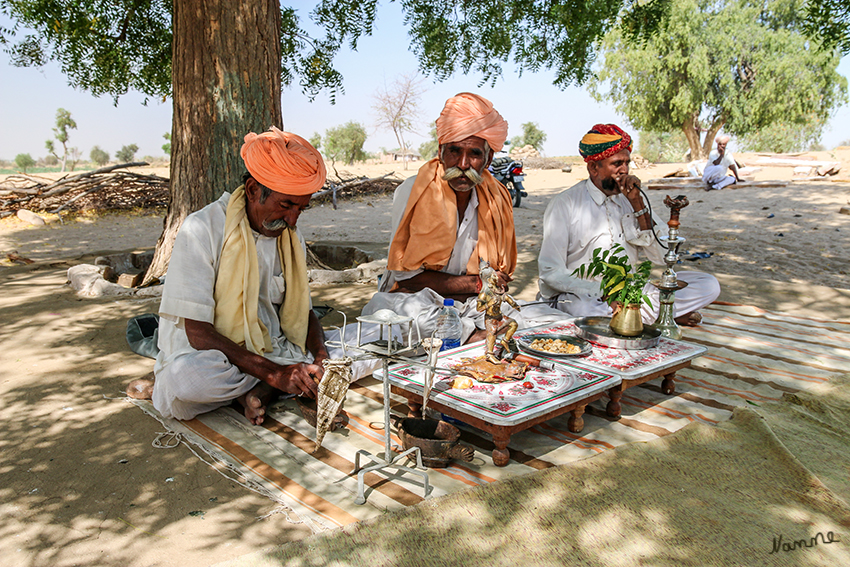 Manvar - Opium-Zeremonie
In Rajasthan leben die Bishnoi strikt nach den Regeln des hinduistischen und tierliebenden Gurus Jambheshwars. Zwar ist der Konsum von Opium in ganz Indien verboten, hier aber drückt die Polizei ein Auge zu. Ansonsten führen die Bishnoi ein lasterfreies Leben. Bish bedeutet 20, noi bedeutet 9, zusammen 29 also: die Anzahl der Gebote, die ihr Dasein prägt. 
Schlüsselwörter: Indien, Manvar, Opium, Zeremonie