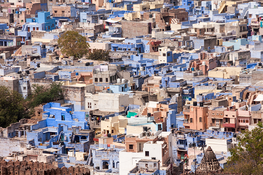 Jodhpur -  Blaue Stadt
Jodhpur ist wegen der Farbe ihrer Häuser auch bekannt als die "Blaue Stadt". Traditionell kennzeichnete die Farbe Blau die Zugehörigkeit der Bewohner zur Kaste der Brahmanen, allerdings haben heute auch Nicht-Brahmanen diesen Brauch übernommen. Man sagt der Farbe nach, dass sie ein effektives Mittel zur Abwehr von Moskitos sei. laut Wikipedia
Schlüsselwörter: Indien, Jodhpur, Blaue Stadt