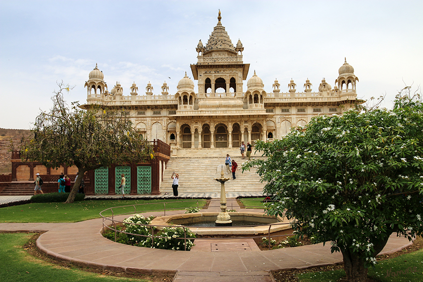 Jodhpur - Grabmal Jaswant Thada
Das „Taj Mahal“ von Jodpur, dem Marmorgrabmal des Maharaja Jaswant SINGH II., das 1899 am Platz seiner Einäscherung errichtet worden war.
Seither werden hier die Angehörigen der Herrscherfamilie beigesetzt. 
Schlüsselwörter: Indien, Jodhpur, Grabmal, Jaswant Thada