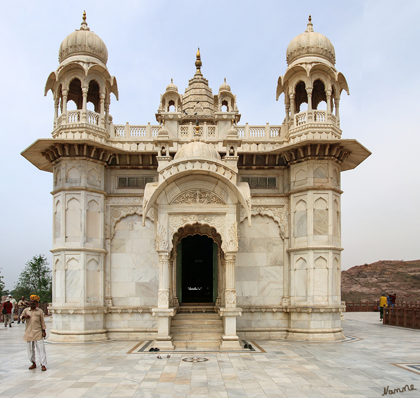 Jodhpur - Grabmal Jaswant Thada
Strahlend weiß erhebt sich das Mausoleum für den Maharaja Jaswant Singh auf einem schwarzen Basaltfelsen ein wenig außerhalb vom Mehrangarh Fort. 
Schlüsselwörter: Indien, Jodhpur, Grabmal, Jaswant Thada