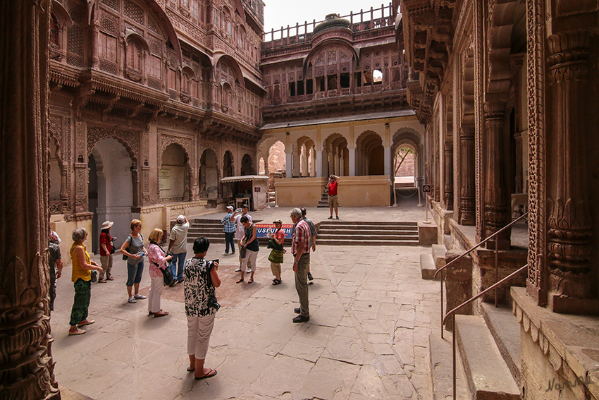 Jodhpur - Mehrangarh Fort
Mit dem Bau wurde gleichzeitig mit der Stadtgründung Jodhpurs im Jahr 1459 durch Roa Jodha begonnen. Weite Teile der bis heute erhaltenen Bausubstanz stammen aus der Periode des Maharajas Jaswant Singh (1638–1678). laut Wikipedia
Schlüsselwörter: Indien, Jodhpur, Mehrangarh Fort