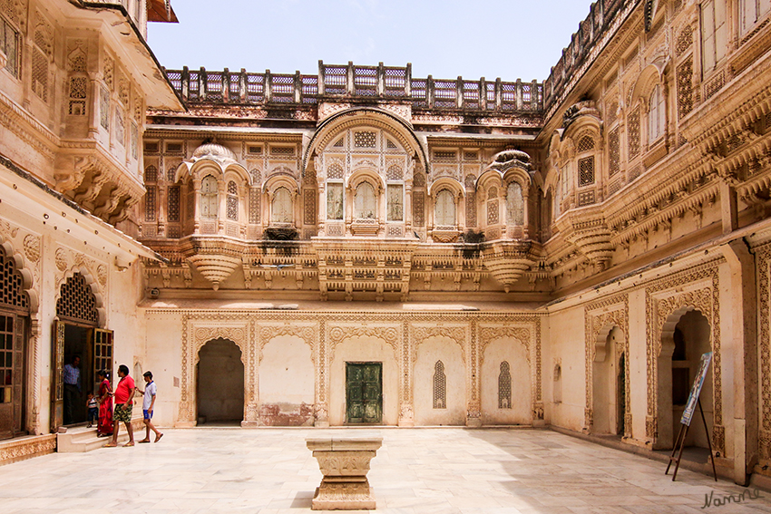 Jodhpur - Mehrangarh Fort
Besonders beeindruckend sind all die zarten und detaillierten Steinschnitzarbeiten, die die ganze Innenseite der Fassade schmückte. 
Schlüsselwörter: Indien, Jodhpur, Mehrangarh Fort