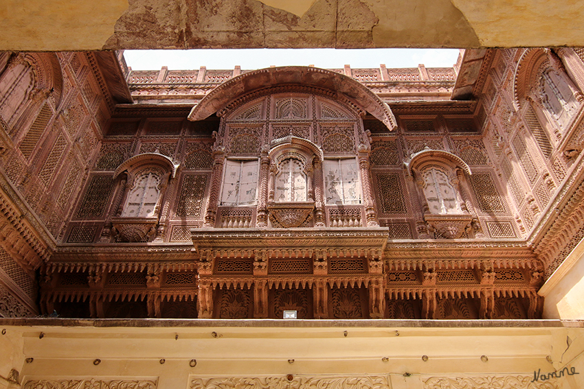 Jodhpur - Mehrangarh Fort
Besonders beeindruckend sind all die zarten und detaillierten Steinschnitzarbeiten, die die ganze Innenseite der Fassade schmückte. 
Schlüsselwörter: Indien, Jodhpur, Mehrangarh Fort