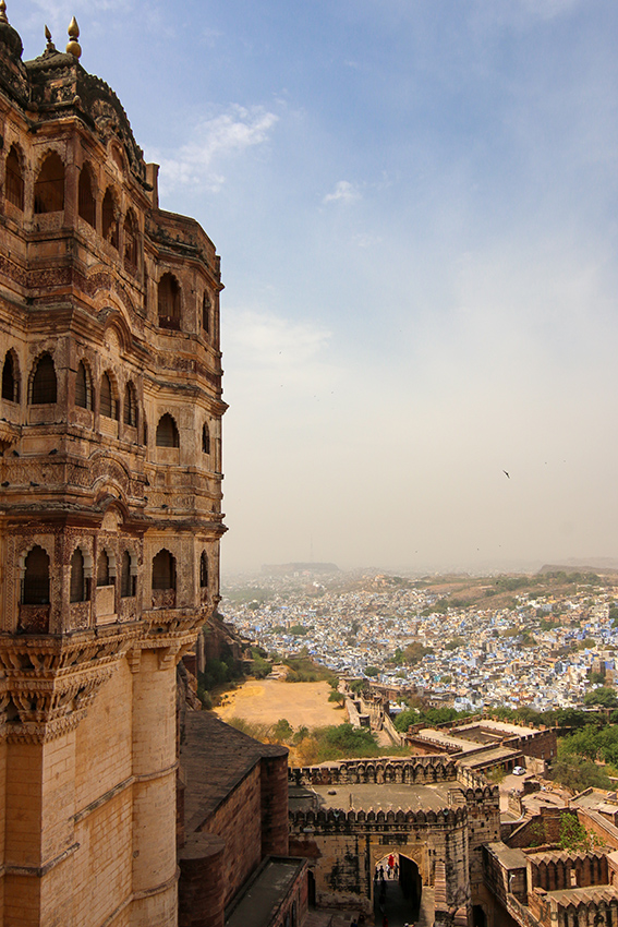 Jodhpur - Mehrangarh Fort
Die schöne Stadt Jodphpur am Rande der Wüste Thar wird beherrscht von einem mächtigen ungefähr 130 Meter hohen Felsen und darauf thront beeindruckend und dominant das Mehrangarh Fort, die wohl eindrucksvollste Residenz Rajasthans. Zehn Kilometer misst die 125 Meter hohe Mauer des Mehrangarh Fort, auch die Zitadelle der Sonne genannt. laut ingrids-welt
Schlüsselwörter: Indien, Jodhpur, Mehrangarh Fort